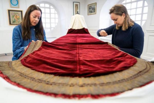 Saat Penobatan, Raja Charles Kenakan Jubah Merah Tua dan Ungu seperti George VI