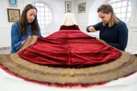 Saat Penobatan, Raja Charles Kenakan Jubah Merah Tua dan Ungu seperti George VI