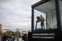 Bantu Lawan Kecanduan, Atlet Bulgaria Aksi Ekstrim Kurung Diri dalam Kaca