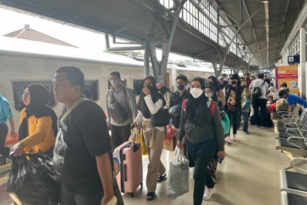 Penumpang kereta api di Stasiun Senen, Jakarta Pusat. Foto: kai/katakini 