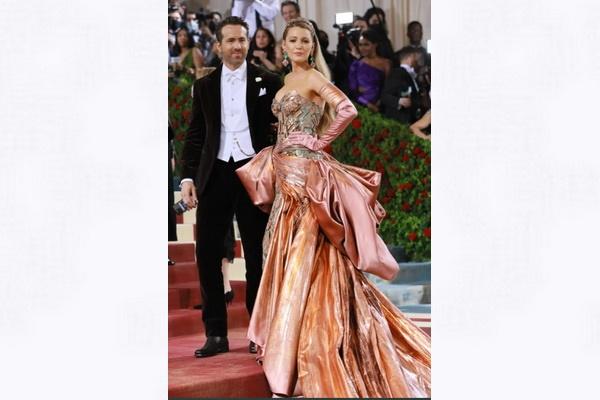 Absen Hadiri Met Gala 2023, Blake Lively Unggah Foto Memompa ASI