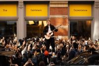 Menang Gugatan Hak Cipta, Ed Sheeran Lompat ke Atap Mobil Konser Dadakan