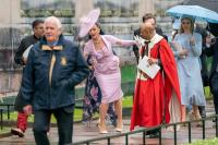 Viral, Foto Katy Perry Nyaris Terpeleset dan Bingung Cari Kursi di Penobatan Raja Charles