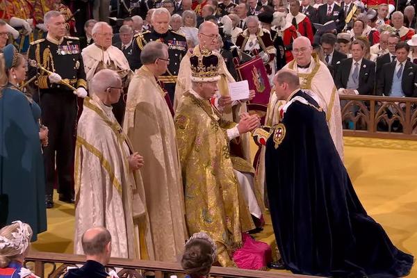 Penobatan Raja Charles, Momen Emosional Pangeran William Berlutut di Depan Ayahnya