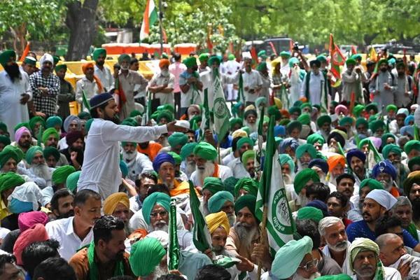 Gabung dengan Pegulat, Petani India Dobrak Barikade Ikut Aksi Protes