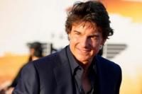 Absen di Wisuda Suri, Tom Cruise Terbang dengan Helikopter Bersama Putra Adopsinya Connor