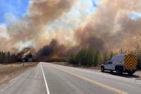 Kebakaran Hutan Paksa Penutupan Produksi Minyak di Alberta, Kanada