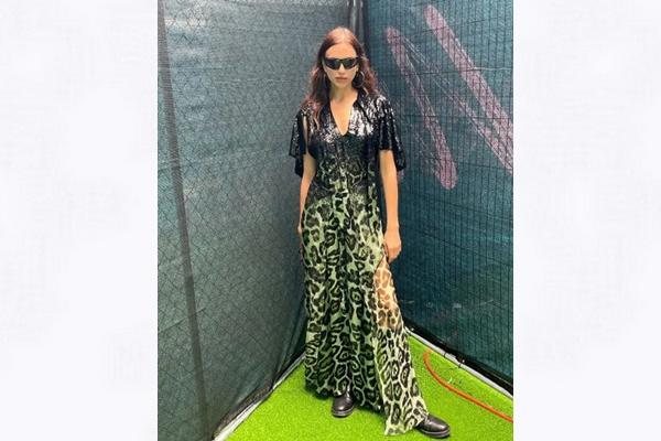 Kenakan Rok Transparan, Supermodel Irina Shayk Dikecam Penggemar F1