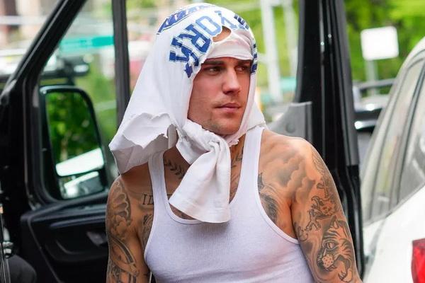 Pulihkan Kesehatan Mental dan Fisik, Justin Bieber Terlihat Pakai Topi dari Kaus Robek
