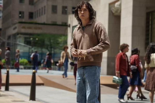 Tayang 9 Juni, Tom Holland dan Amanda Seyfried Bintangi Film Thriller The Crowded Room