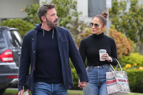 Jelang Ulang Tahun Ben Affleck, Jennifer Lopez Kunjungi Rumah Suaminya