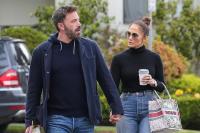Momen Gaya Matching Jennifer Lopez dan Ben Affleck untuk Kencan Kopi