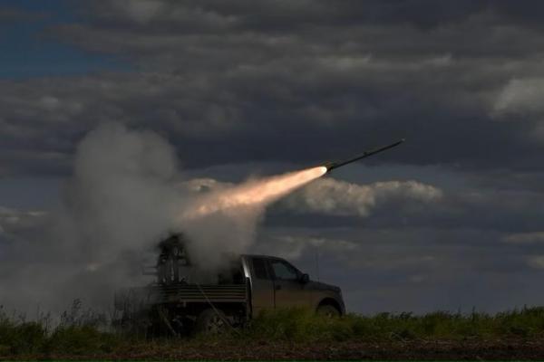 Prajurit Ukraina menembakkan sistem roket peluncuran ganda Partyzan ke arah pasukan Rusia di dekat garis depan wilayah Zaporizhzhia, Ukraina 12 Mei 2023. Foto: Reuters 