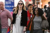 Raut Wajah Bahagia Angelina Jolie Bergandengan Tangan dengan Putrinya Zahara