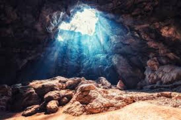 Para Pemuda Penghuni Gua