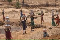 Musim Panas, Wanita dan Anak Pinggiran Mumbai Jalan Kaki Jauh Cari Air Bersih