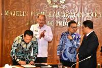 Bamsoet Lakukan Serah Terima Sekretaris Jenderal MPR RI