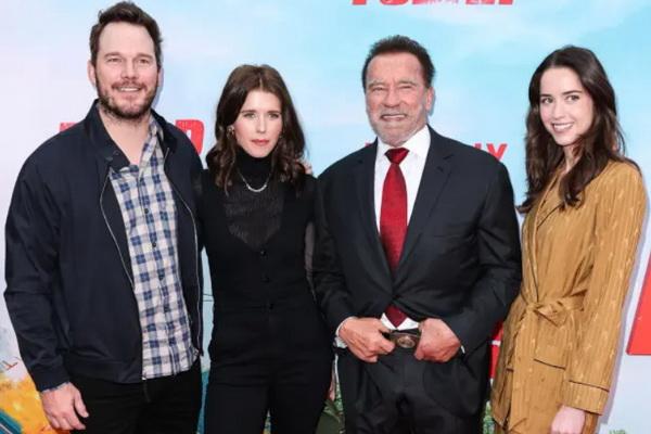 Hadiri Premier FUBAR, Anak Selingkuhan Arnold Schwarzenegger Jalan Sendirian di Karpet Merah