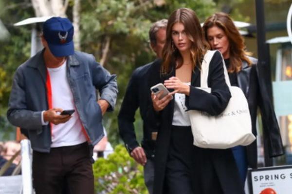 Pacaran dengan Austin Butler, Kaia Gerber Didampingi Cindy Crawford dan Ayahnya
