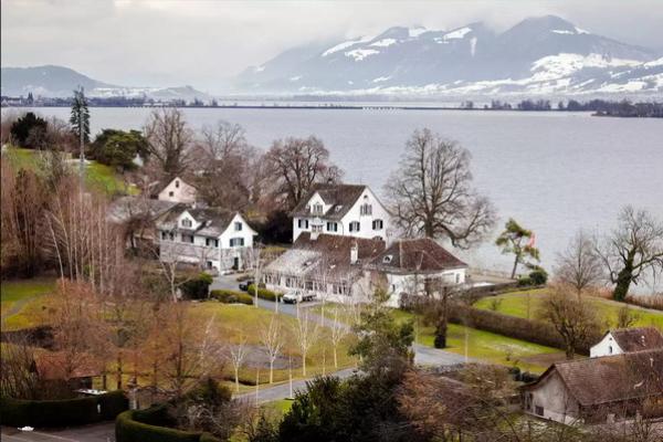 Demi Dekorasi Rumah Mewahnya, Tina Turner Beli 22 Set Furnitur Berlapis Emas