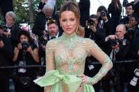 Keanu Reeves Selamatkan Kate Beckinsale dari Wardrobe Malfunction di Festival Film Cannes