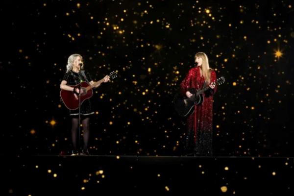 Penghargaan Fesyen untuk Phoebe Bridgers, Taylor Swift Pakai Kalung Batu Bulan 