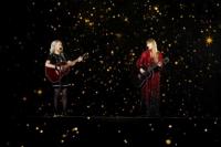 Penghargaan Fesyen untuk Phoebe Bridgers, Taylor Swift Pakai Kalung Batu Bulan 