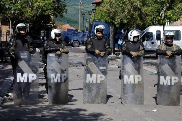 Tentara NATO Berjaga-jaga di Kota Serbia Kosovo Setelah Bentrokan