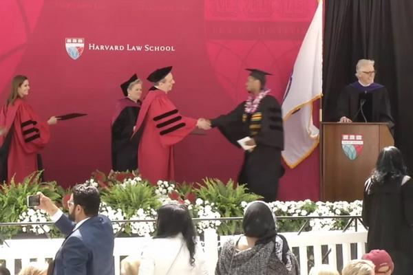 Inspiratif, Petugas Kebersihan Miskin Raih Gelar Sarjana Hukum dari Universitas Harvard