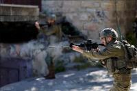Seorang Pria Palestina dan Anak Balitanya Terluka Parah Ditembak Tentara Israel