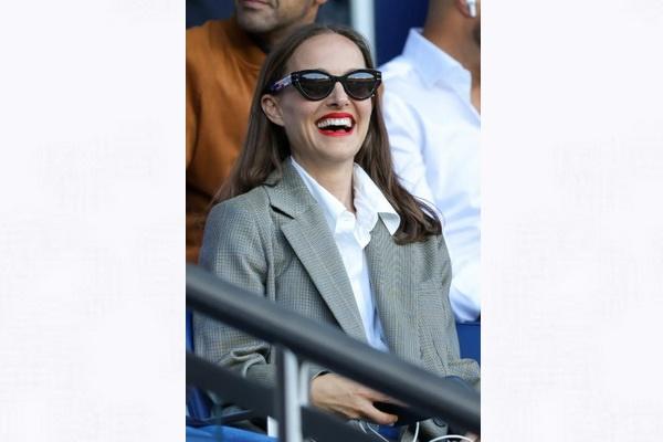 Diselingkuhi Suami, Natalie Portman Nonton Pertandingan PSG Sendirian di Prancis