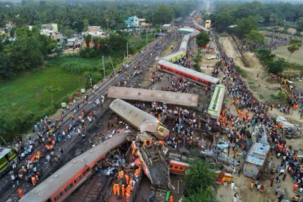 Setidaknya 11 Orang Tewas dalam Kecelakaan Kereta Api di India Barat