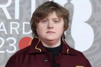 Demi Kesehatan Mental, Lewis Capaldi Batalkan Pertunjukan Selama Tiga Minggu