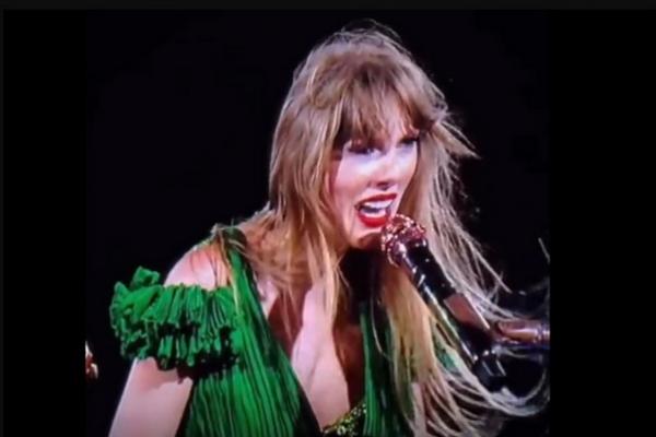 Putus, Taylor Swift dan Matty Healy Tampak Emosional Bawakan Lagu Balada di Atas Panggung