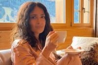 Unggah Foto Selfie No Makeup, Salma Hayek Bergurau Tentang Uban dan Keriputnya