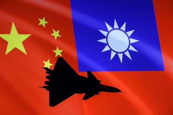 Pesawat terlihat di depan bendera Tiongkok dan Taiwan dalam ilustrasi ini, 6 Agustus 2022. Foto: Reuters 