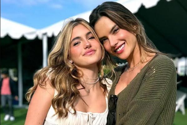 Alessandra Ambrosio Pose Berdua dengan Putrinya Anja, Cantik dan Mirip!