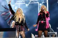 Duet Bareng Avril Lavigne, Miranda Lambert Kejutkan Penonton CMA Fest `My New Bestie`