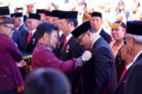 Plt Bupati Bogor Raih Penghargaan Satyalencana Wira Karya 2023