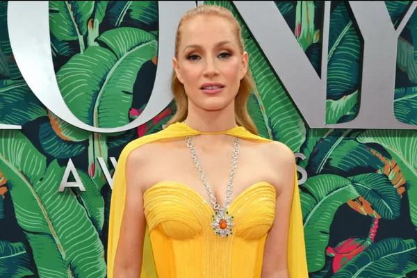 Bergaun Gucci Kuning, Jessica Chastain Bersinar seperti Matahari di Tonny Awards 2023