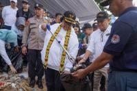 Perangi Polusi Sampah Plastik, Menteri LHK Gelar Bersih-bersih Pantai Banua Patra