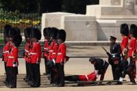 Sejumlah Tentara Kerajaan Inggris Pingsan, Ini yang Dilakukan Pangeran William