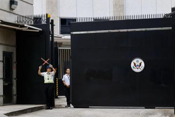 Polisi Hong Kong Tangkap Seorang Pria karena Membuat Grafiti anti-AS di Konsulat