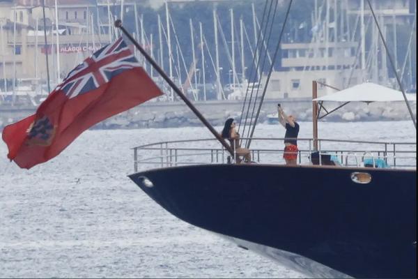 Jeff Bezos Memotret Tunangannya Lauren Sanchez Berbikini di Kapal Pesiar Mewah Rp7,4 Trilun