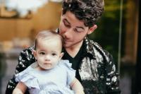 Tatapan Penuh Kasih Nick Jonas pada Putrinya, Orangtua Bahagia Bersama Priyanka Chopra
