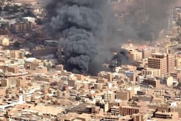 Asap hitam dan api dari udara di sebuah pasar di Omdurman, Khartoum Utara, Sudan, 17 Mei 2023 yang didapat dari video selebaran. Foto: via Reuters 