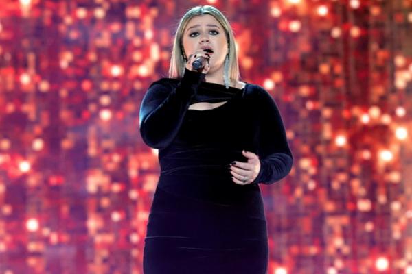 Sebelum Kematian Eks Suaminya Brandon Blackstock, Kelly Clarkson Menangis di Atas Panggung. (FOTO: YOUTUBE) 