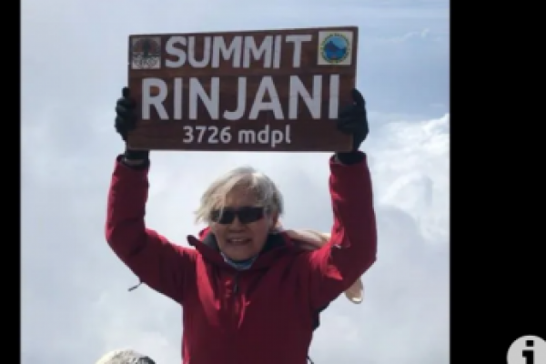 Usia Bukan Kendala,  Nenek Ini Berhasil Taklukkan Puncak Rinjani