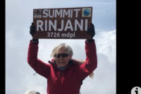 Usia Bukan Kendala,  Nenek Ini Berhasil Taklukkan Puncak Rinjani