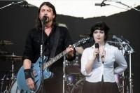 Dave Grohl Duet Bareng Putrinya Violet di Festival Glastonbury, `Ini Dia Gadisku!`